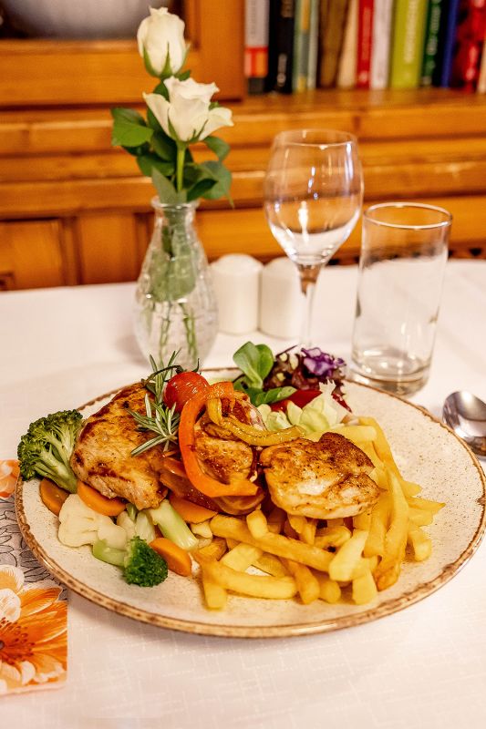 zart gegrillte Fleischvariation  mit Pommes und Gemüse